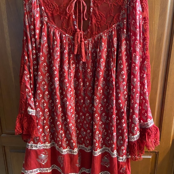 Free People boho mini red floral tunic dress with lace inserts and underlining - Picture 8 of 16